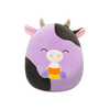 Squishmallows ljubičasta krava Alexie zatvorenih očiju koja drži slatki kukuruz, 20 cm