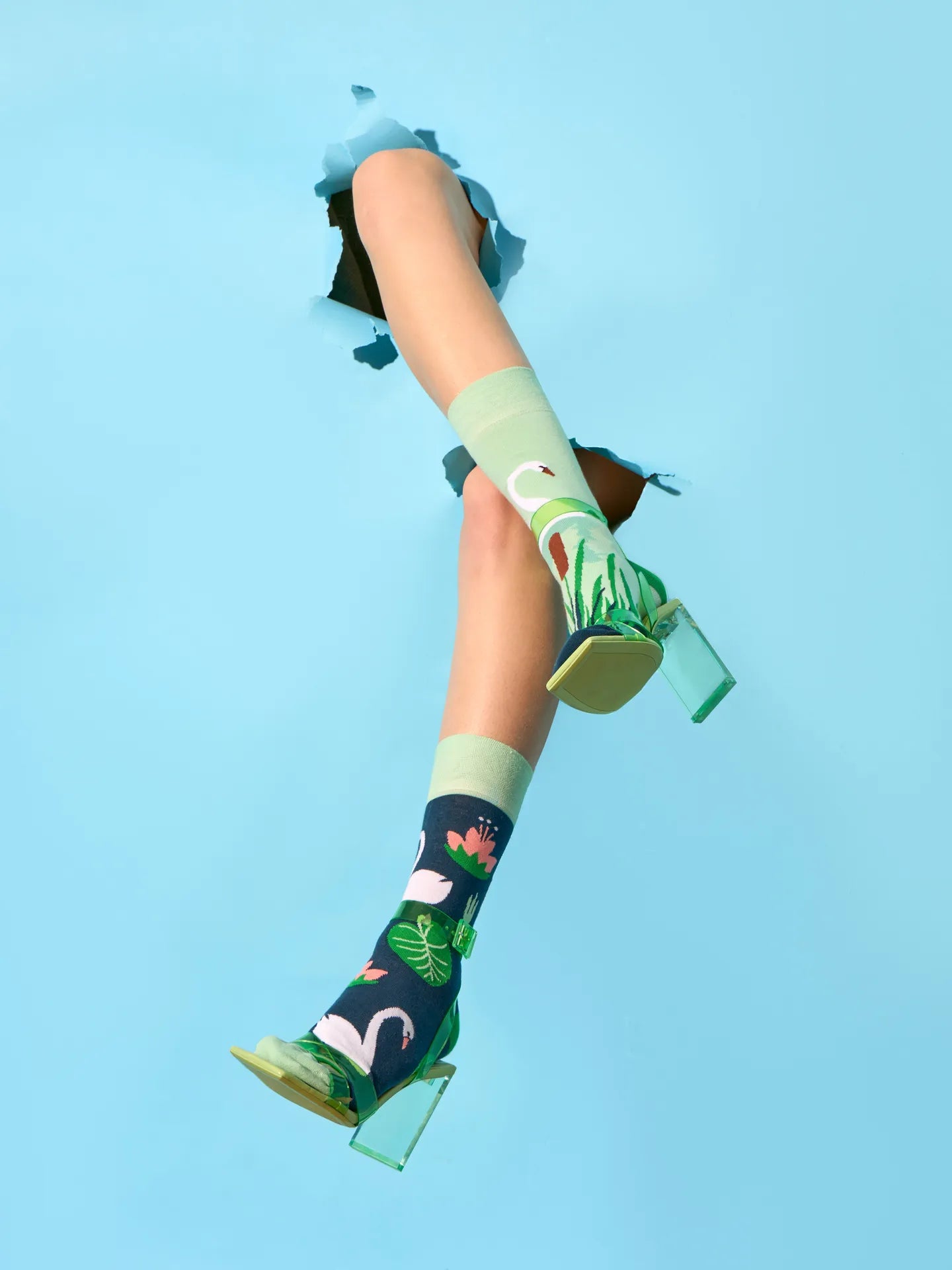 regular-socks-white-swan-02-2b/2b4c567e22f476595de19415e513949c715fb831