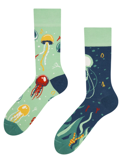 regular-socks-floating-jellyfish-02-6e/6e795b346b3e06502e7db898764c059cd47381fb