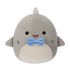 Squishmallows sivi morski pas Gordon s plavom leptir kravatom, 20 cm