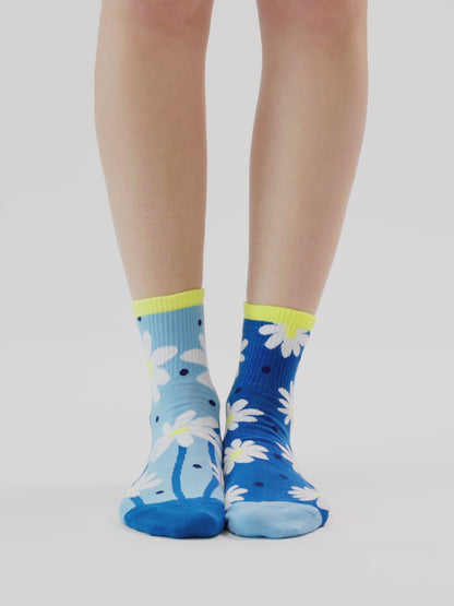 Vesele srednje visoke čarape Tratinčice i točkice